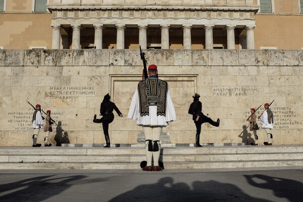 ΦΩΤΟΡΕΠΟΡΤΑZ: Στιγμές συγκίνησης με τους Πόντιους στο Σύνταγμα να τιμούν τους νεκρούς της γενοκτονίας