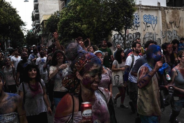 25 πολύχρωμες φωτογραφίες από το μεγάλο street party των χρωμάτων στην Αθήνα