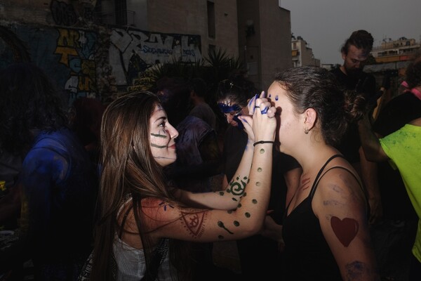 25 πολύχρωμες φωτογραφίες από το μεγάλο street party των χρωμάτων στην Αθήνα