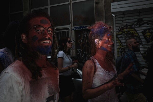 25 πολύχρωμες φωτογραφίες από το μεγάλο street party των χρωμάτων στην Αθήνα