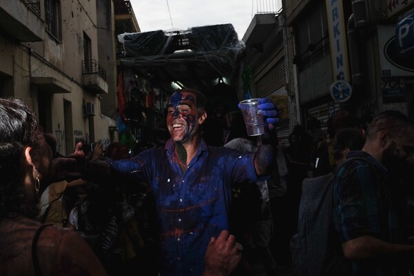 25 πολύχρωμες φωτογραφίες από το μεγάλο street party των χρωμάτων στην Αθήνα