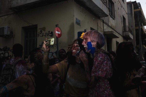 25 πολύχρωμες φωτογραφίες από το μεγάλο street party των χρωμάτων στην Αθήνα