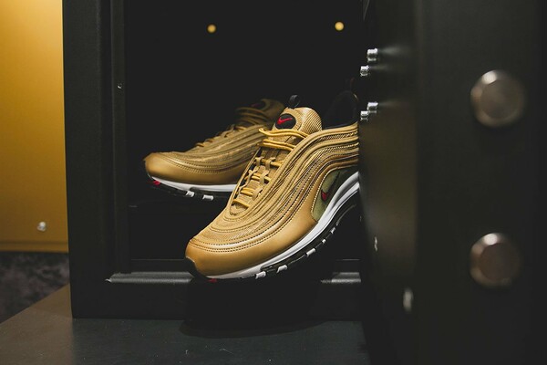Nike Air Max 97 Metallic Gold: Πώς είναι να κλέβεις το πιο hot sneaker των 00’s