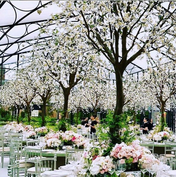 Η παραμυθένια δεξίωση του γάμου της Πίπα Μιντλετον - Χιλιάδες λουλούδια και ανθισμένες κερασιές