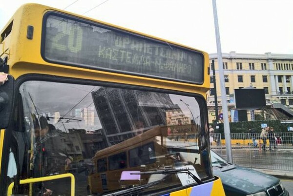 Μάνα και κόρη εναντίον κοπέλας, μέσα σε αθηναϊκό τρόλεϊ