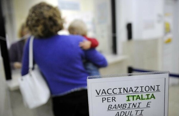 Χρηματικά πρόστιμα και αφαίρεση γονικής επιμέλειας για παιδιά που δεν εμβολιάζονται στην Ιταλία