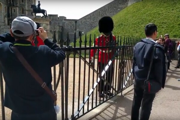 Η στιγμή που ένας βασιλικός φρουρός ουρλιάζει σε τουρίστα που πλησίασε πολύ τις πύλες του Κάστρου Ουίνδσορ