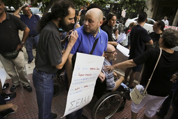 Ένταση στη συγκέντρωση ΑμΕΑ στο υπουργείο Υγείας- Γονείς έσπασαν τα προστατευτικά ρολά και έκαναν συμβολική κατάληψη