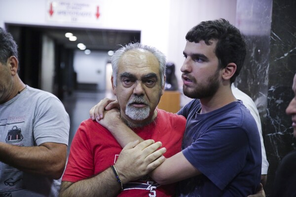Ένταση στη συγκέντρωση ΑμΕΑ στο υπουργείο Υγείας- Γονείς έσπασαν τα προστατευτικά ρολά και έκαναν συμβολική κατάληψη