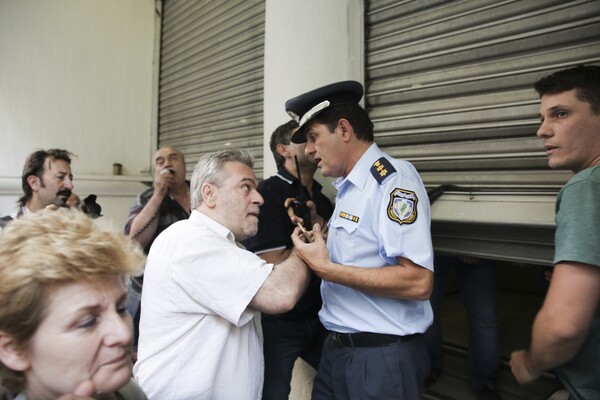 Ένταση στη συγκέντρωση ΑμΕΑ στο υπουργείο Υγείας- Γονείς έσπασαν τα προστατευτικά ρολά και έκαναν συμβολική κατάληψη