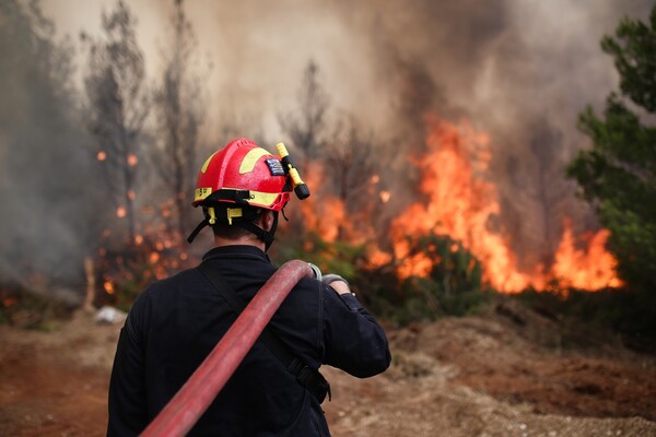 Εκτός ελέγχου η πυρκαγιά στον Κάλαμο: Βοήθεια από την ΕΕ ζητά η Ελλάδα