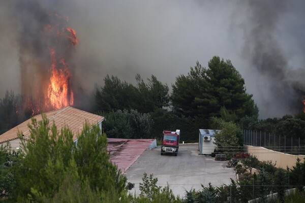 Εκτός ελέγχου η πυρκαγιά στον Κάλαμο: Βοήθεια από την ΕΕ ζητά η Ελλάδα