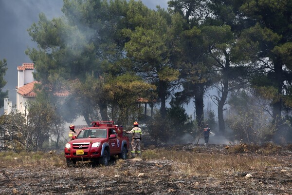 Ποια σενάρια εξετάζει η Πυροσβεστική για την πυρκαγιά στην Ανατολική Αττική- Η εξέλιξη στα μέτωπα αυτή την ώρα