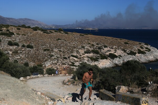 Φωτογραφίες από την πυρκαγιά στα Καλύβια Αττικής