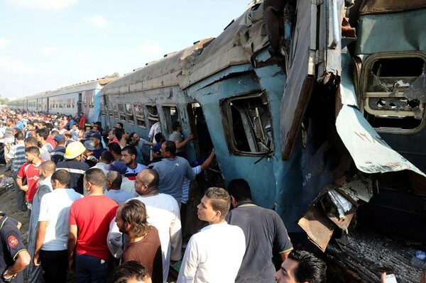 Αίγυπτος: Στους 37 οι νεκροί από τη σύγκρουση αμαξοστοιχιών- «Τα δύο τρένα ενώθηκαν στον αέρα σαν μια πυραμίδα»