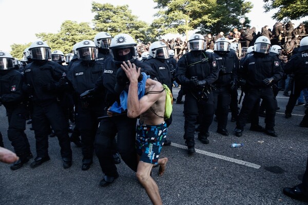 Αμβούργο: Νύχτα επεισοδίων στην G20 - Δεκάδες αστυνομικοί τραυματίστηκαν