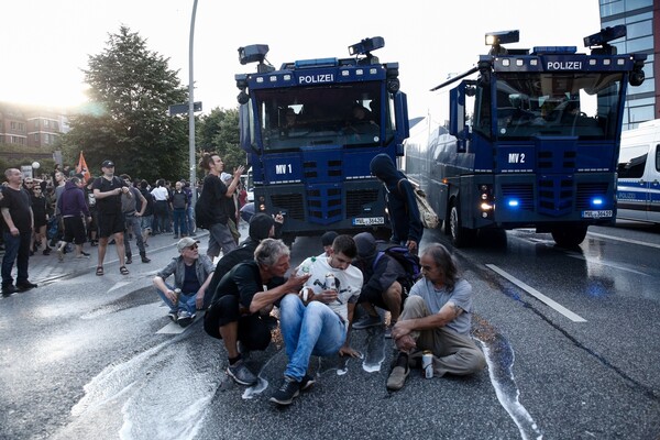 Αμβούργο: Νύχτα επεισοδίων στην G20 - Δεκάδες αστυνομικοί τραυματίστηκαν