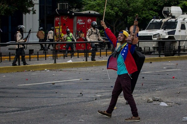 Βενεζουέλα: Ο βιολιστής - σύμβολο των διαδηλώσεων αφέθηκε ελεύθερος