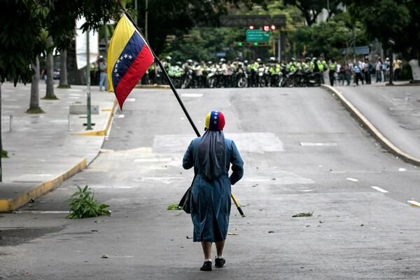 Standard & Poor’s: Η Βενεζουέλα κινδυνεύει να χρεοκοπήσει σε 6 μήνες