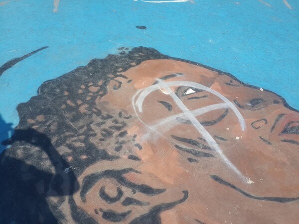 Φασίστες έβαψαν με σύμβολα της Χρυσής Αυγής το γκράφιτι του Αντετοκούνμπο στα Σεπόλια!