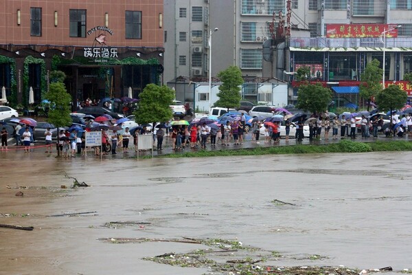 Τρεις νεκροί από σφοδρές βροχοπτώσεις στην Κίνα