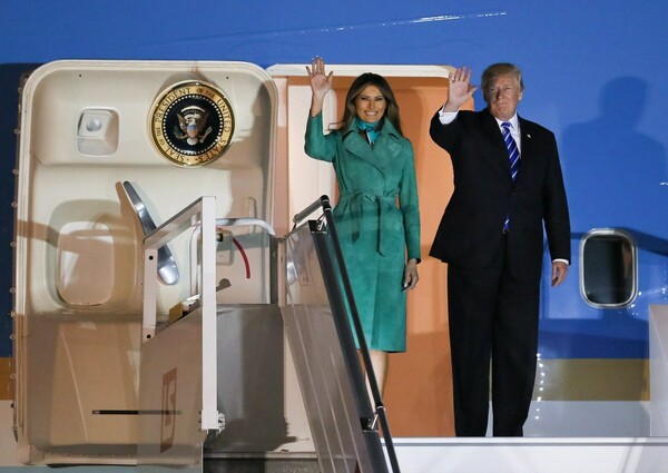 Ο Ντόναλντ Τραμπ και η Μέλανια φτάνουν στην Πολωνία