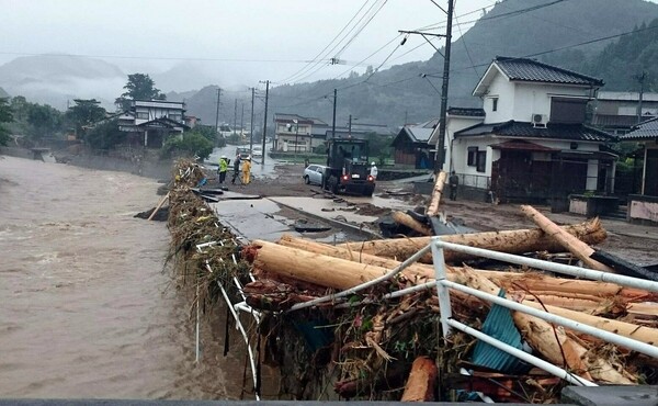 Καταρρακτώδεις βροχές στην Ιαπωνία: 400.000 άτομα εγκατέλειψαν τα σπίτια τους και 10 αγνοούνται