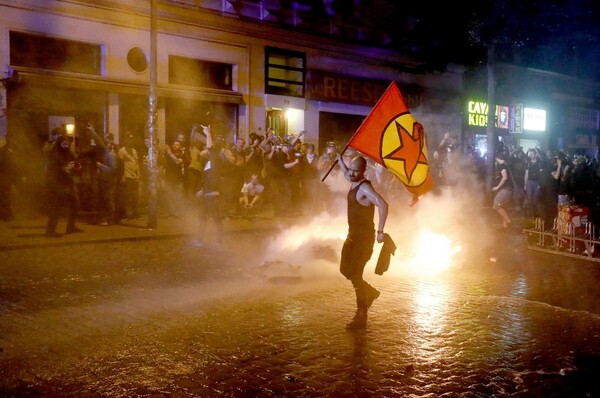 Αμβούργο: Νύχτα επεισοδίων στην G20 - Δεκάδες αστυνομικοί τραυματίστηκαν