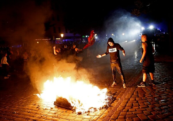 Αμβούργο: Νύχτα επεισοδίων στην G20 - Δεκάδες αστυνομικοί τραυματίστηκαν