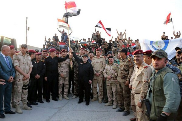 Ο πρωθυπουργός του Ιράκ ανακήρυξε επίσημα τη νίκη στη Μοσούλη επί «της τρομοκρατίας» του ΙΚ