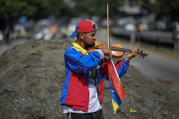 Βενεζουέλα: Ο βιολιστής - σύμβολο των διαδηλώσεων αφέθηκε ελεύθερος