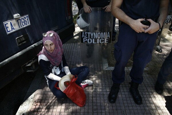Διαμαρτυρία προσφύγων έξω από τη γερμανική πρεσβεία στην Αθήνα