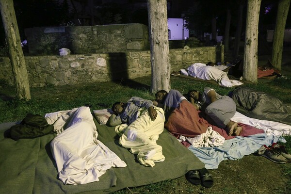 Κως: Σε πλατείες και αυτοκίνητα κοιμήθηκαν οι κάτοικοι για δεύτερη νύχτα