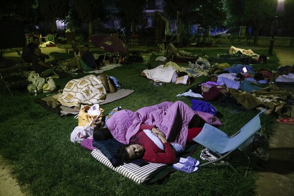 Κως: Σε πλατείες και αυτοκίνητα κοιμήθηκαν οι κάτοικοι για δεύτερη νύχτα