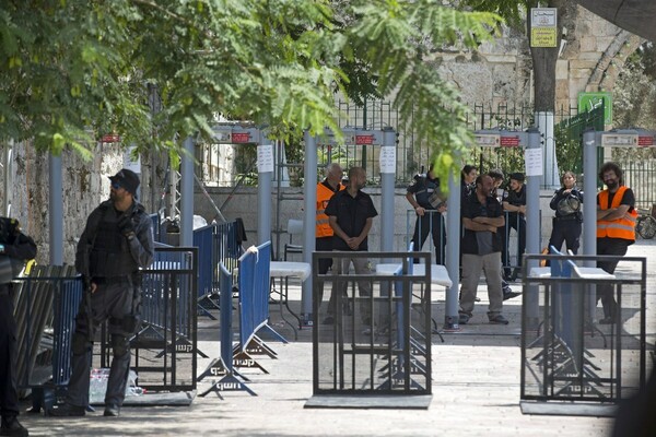 Αποκλιμάκωση της έντασης στο Ισραήλ- Περιορίζει τη χρήση των ανιχνευτών μετάλλων