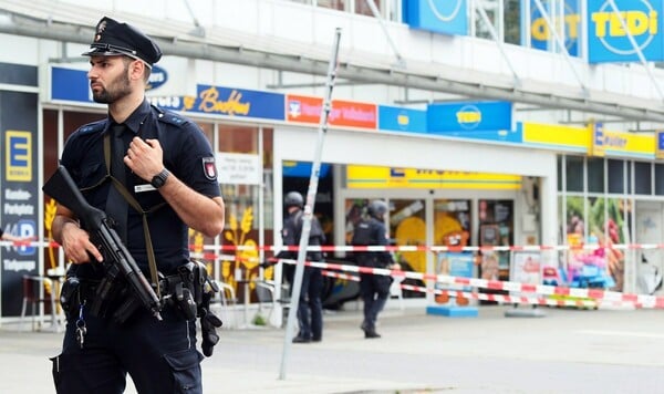 26χρονος γεννημένος στα Εμιράτα ο δράστης της επίθεσης στο Αμβούργο - Μαρτυρίες ότι φώναξε «Αλλάχου Άκμπαρ»