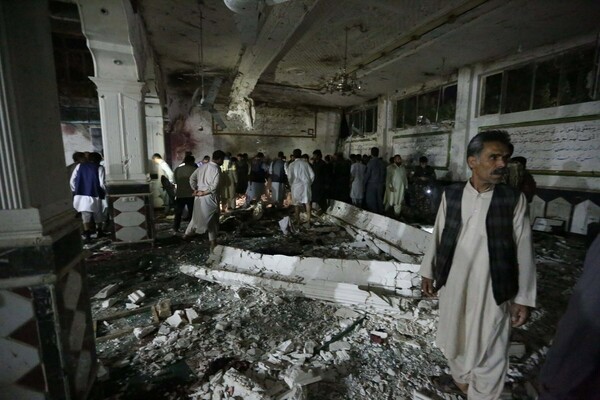 Αφγανιστάν: Θρήνος και οργή για την επίθεση σε τέμενος με τους 33 νεκρούς- Το ΙΚ ανέλαβε την ευθύνη