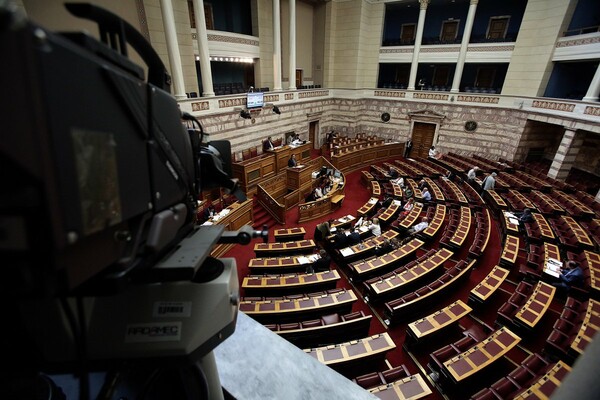 Στην Ολομέλεια της Βουλής το νομοσχέδιο για τα ΜΜΕ - Τι προβλέπει