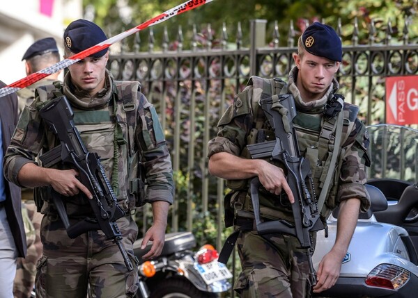 Όχημα χτύπησε στρατιώτες σε προάστιο του Παρισιού - Έξι τραυματίες (upd)