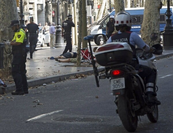 Ντοκουμέντα σοκ από την Βαρκελώνη - Νεκροί και τραυματίες στους δρόμους (ΣΚΛΗΡΕΣ ΕΙΚΟΝΕΣ)