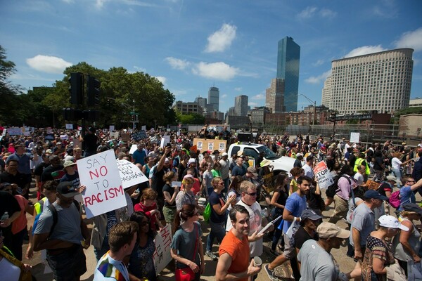ΗΠΑ: Ένταση και συγκρούσεις μεταξύ αστυνομικών και αντιρατσιστών στις διαδηλώσεις στη Βοστώνη