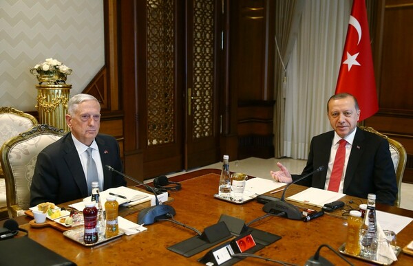Ο Ερντογάν δηλώνει «ενοχλημένος» με τις ΗΠΑ επειδή στηρίζουν τους Κούρδους της Συρίας