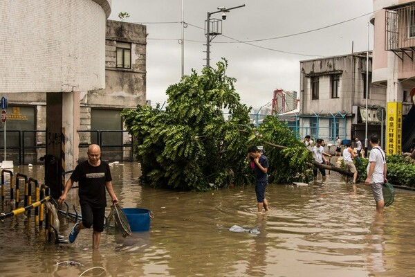 12 νεκροί από το καταστροφικό πέρασμα του τυφώνα Χάτο σε Μακάο και Χονγκ Κονγκ