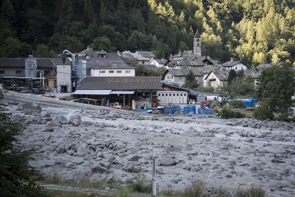 Οκτώ άνθρωποι αγνοούνται στις ελβετικές Άλπεις έπειτα από κατολίσθηση