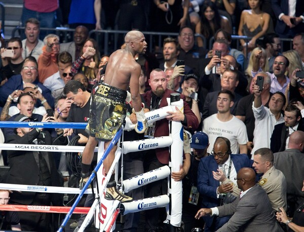 O Floyd Mayweather Jr. νίκησε τον Conor McGregor στη «μάχη του αιώνα»