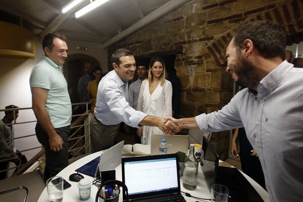 O Τσίπρας συναντά τις startups της Αθήνας - Φωτογραφίες από την επίσκεψη του πρωθυπουργού στο Impact hub Athens