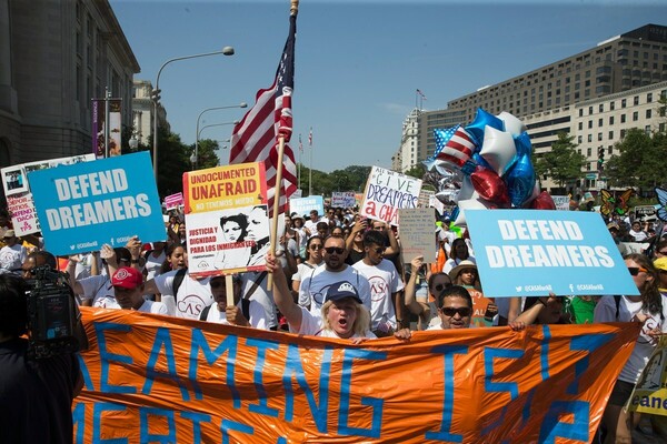 Θύελλα αντιδράσεων στις ΗΠΑ για την κατάργηση του προγράμματος προστασίας ανηλίκων μεταναστών (DACA)