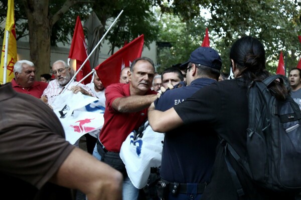 Ο Λαφαζάνης καταγγέλλει "απρόκλητη και άγρια επίθεση από τα ΜΑΤ"