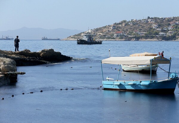 Στην Πειραϊκή εξαπλώθηκε η ρύπανση από το δεξαμενόπλοιο-Μεγάλα κομμάτια της πετρελαιοκηλίδας παρασύρθηκαν από τους ανέμους