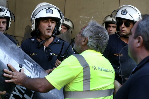 Ένταση και χημικά έξω από το υπουργείο Περιβάλλοντος- Μεταλλωρύχοι της Χαλκιδικής διαμαρτύρονται για την Eldorado